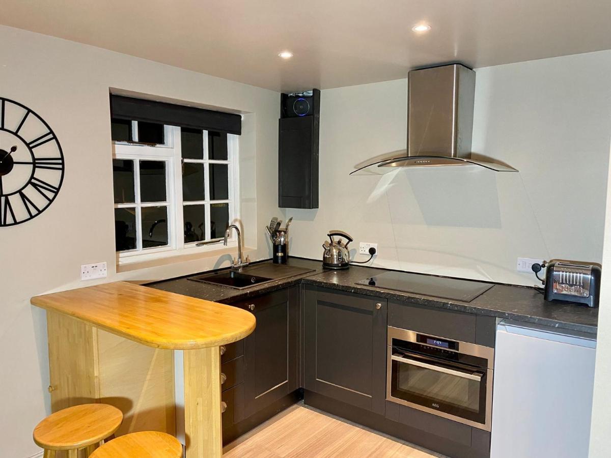 Well Cottage: A Cotswold Cottage At The Heart Of The Village Of 克拉德韦尔 外观 照片