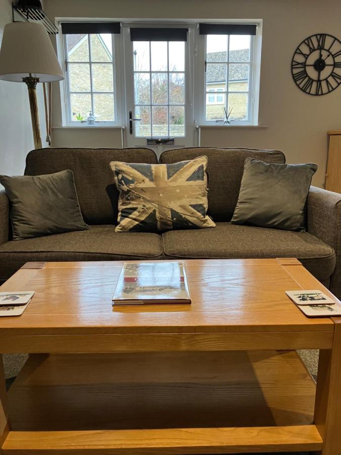 Well Cottage: A Cotswold Cottage At The Heart Of The Village Of 克拉德韦尔 外观 照片